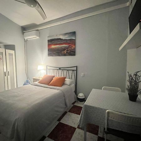 Santa Isabel Low Cost Rooms In Private House Sevilla Eksteriør billede
