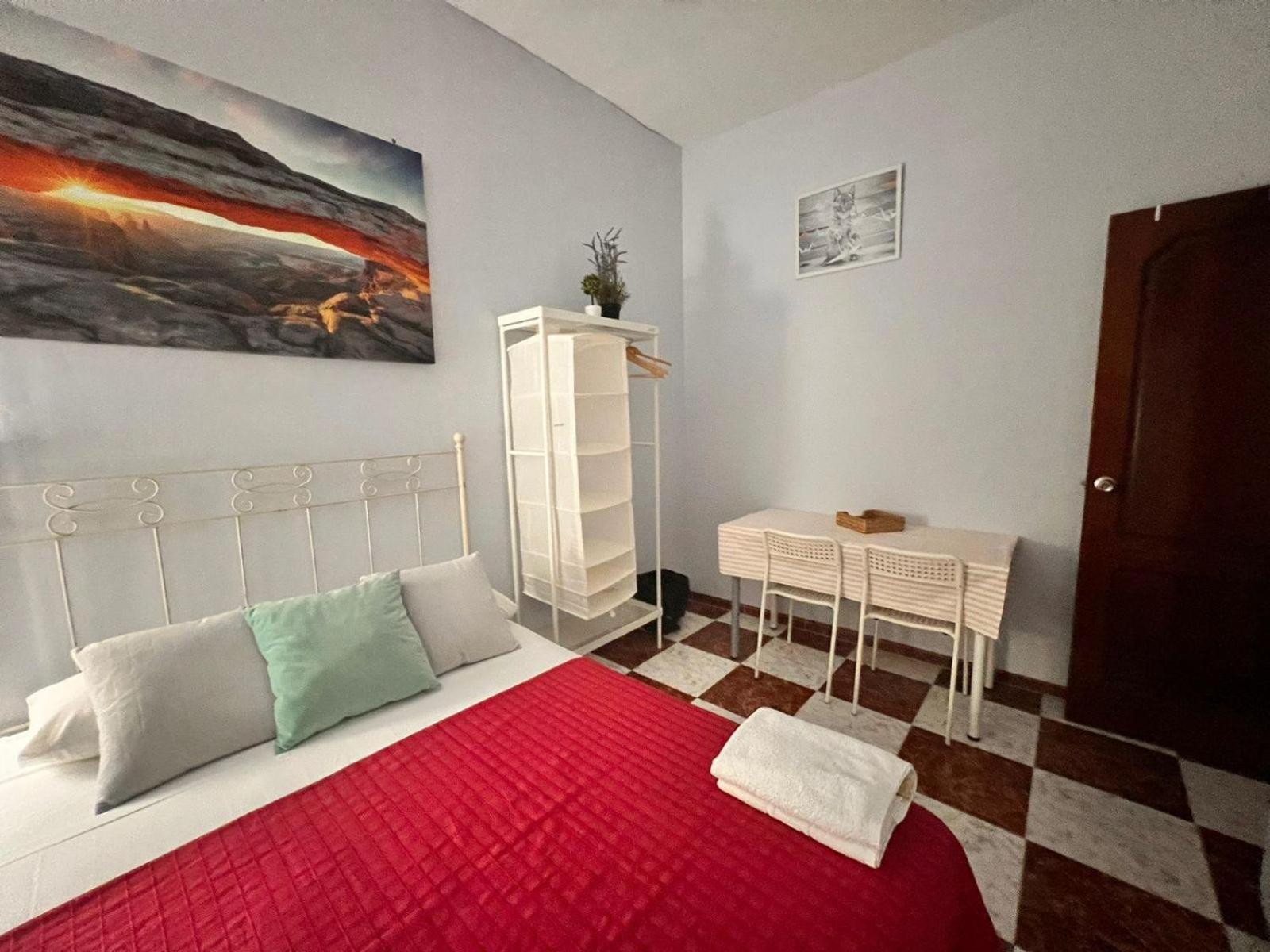 Santa Isabel Low Cost Rooms In Private House Sevilla Eksteriør billede