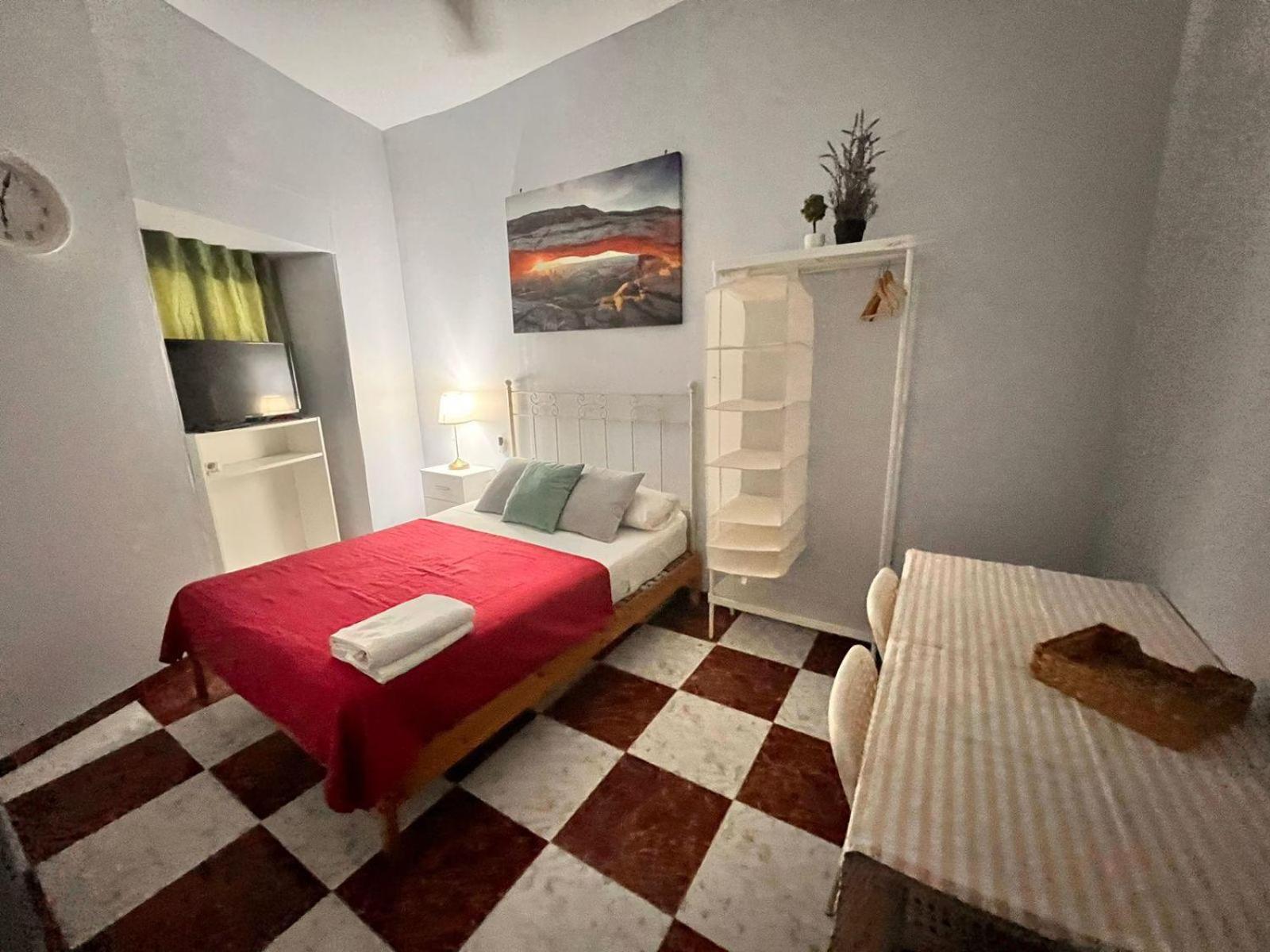 Santa Isabel Low Cost Rooms In Private House Sevilla Eksteriør billede